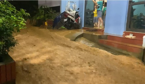 Sa Pa lại ngập lụt cục bộ, tràn ngập bùn đất sau mưa lớn - Ảnh 1. Mưa lớn khiến nước chảy như thác trên mặt đường tại ngõ Hùng Hồ - Ảnh: Cổng TTĐT thị xã Sa Pa