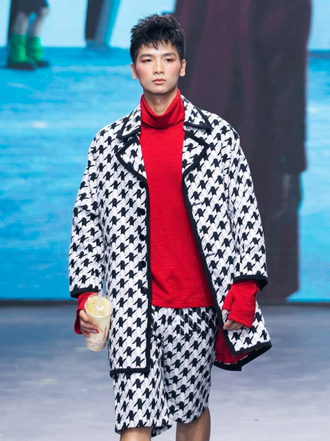 Kim Sơn nối dài drama với hoa hậu Ý Nhi khi catwalk cùng ly trà sữa - Ảnh 1. Hình ảnh Kim Sơn đem ly trà sữa lên sàn catwalk khiến nhiều người "khó chịu".