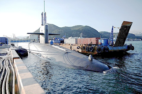 Nắn gân nhau ở bán đảo Triều Tiên - Ảnh 2. Tàu ngầm USS Kentucky Mỹ tại một cảng ở Hàn Quốc vào ngày 19-7 - Ảnh: Reuters