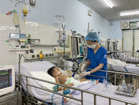 Trẻ mắc bệnh tay chân miệng độ 3, phải lọc máu được điều trị tại khoa hồi sức nhiễm Bệnh viện Nhi đồng 1 (TP.HCM) - Ảnh: XUÂN MAI Trẻ mắc bệnh tay chân miệng độ 3, phải lọc máu được điều trị tại khoa hồi sức nhiễm Bệnh viện Nhi đồng 1 (TP.HCM) - Ảnh: XUÂN MAI