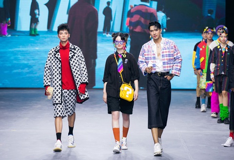 Nguyễn Hữu Kim Sơn (trái) cầm ly trà sữa khi trình diễn - Ảnh: KIẾNG CẬN TEAM Nguyễn Hữu Kim Sơn (trái) cầm ly trà sữa khi trình diễn - Ảnh: KIẾNG CẬN TEAM