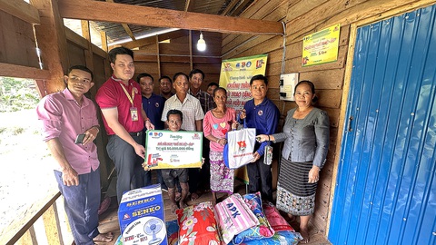 30 năm Mùa hè xanh - hành trình khát khao cống hiến - - Ảnh 2. Gần 3,5 tỉ đồng là tổng kinh phí các công trình, phần việc tình nguyện mà tuổi trẻ TP.HCM đã thực hiện tại nước bạn Lào - Ảnh: THÀNH ĐOÀN TP.HCM
