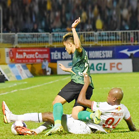 Vòng 4 giai đoạn 2 V-League 2023: Bước ngoặt của mùa giải - Ảnh 1. CLB TP.HCM (áo sậm) sẽ lặp lại trận thắng 2-1 trước HAGL trên sân Pleiku mùa trước? - Ảnh: ANH MINH
