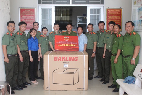 ‘Phòng máy tính cho em’: Nơi chấp cánh tri thức cho học sinh nghèo xứ đảo Kiên Giang - Ảnh 3. Đoàn thanh niên Công an tỉnh Kiên Giang tặng thiết bị phục vụ sinh hoạt cho Công an xã An Sơn - Ảnh: QUỐC TRƯƠNG