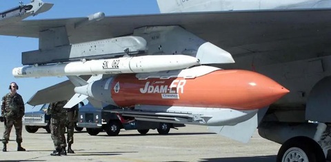 Ukraine: Nga gây nhiễu GPS khiến vũ khí 'tinh vi' của Mỹ trở nên vô dụng - Ảnh 1. Bom JDAM-ER trên một chiếc F-16 trước cuộc thử nghiệm tại Trường tên lửa White Sands ở New Mexico, Mỹ - Ảnh: US AIR FORCE