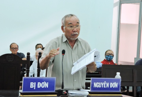 Đề nghị Thủ tướng chủ trì họp, giải quyết dứt điểm vụ việc tại sông Lô - Ảnh 2. Ông Nguyễn Văn Bình (nguyên đơn) kiện UBND tỉnh Khánh Hòa ra tòa hành chính vì bị từ chối cung cấp thông tin về sân golf 18 lỗ tại dự án khu du lịch và giải trí Sông Lô (ảnh chụp tại phiên tòa hành chính sơ thẩm TAND tỉnh Khánh Hòa, tháng 5-2021) - Ảnh: PHAN SÔNG NGÂN