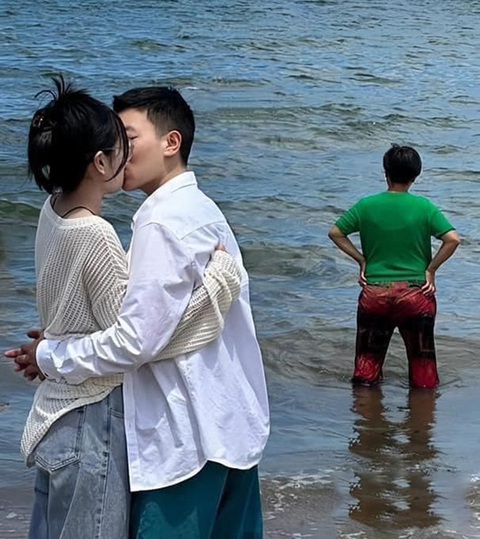 Thanh niên nhờ cư dân mạng 'xóa giùm anh áo xanh' - Ảnh 1. "Chộp" được khoảnh khắc tình tứ để đời nhưng vô tình vướng... anh áo xanh. Đơn giản thôi!