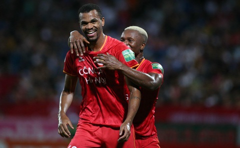 Đánh bại Hà Nội 2-1, Công An Hà Nội lấy lại ngôi đầu V-League 2023 - Ảnh 1. Niềm vui của Gustavo sau khi ghi bàn vào lưới Hà Nội - Ảnh: MINH ĐỨC.