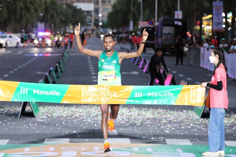 Hai VĐV Ethiopia vô địch cự ly 42km giải marathon quốc tế Đà Nẵng - Ảnh 2. Vận động viên người Ethiopia, Takele Ebisa, giành chức vô địch và phá kỷ lục giải đấu cự ly 42km nam với thành tích 2:26:11 - Ảnh: L.N.
