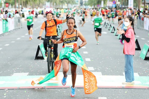Hai VĐV Ethiopia vô địch cự ly 42km giải marathon quốc tế Đà Nẵng - Ảnh 3. Vận động viên Birehan Marta Tinsae, người Ethiopia, giành chức vô địch cự ly 42km nữ với thành tích 2:58:26 - Ảnh: L.N.