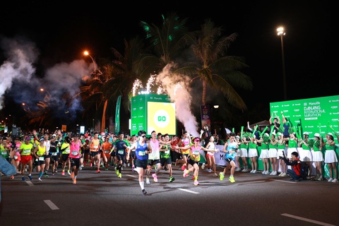 Hai VĐV Ethiopia vô địch cự ly 42km giải marathon quốc tế Đà Nẵng - Ảnh 1. Các vận động viên trong nước và quốc tế khởi động Giải marathon quốc tế Đà Nẵng 2023 - Ảnh: L.N.