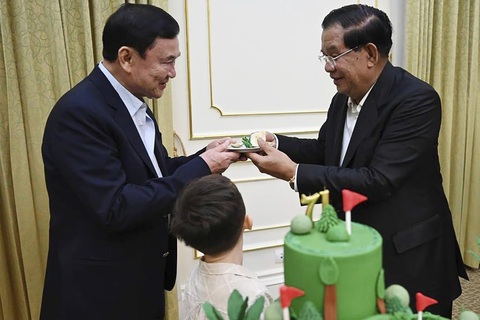 Thủ tướng Campuchia Hun Sen (phải) tặng quà lưu niệm cho cựu thủ tướng Thái Lan Thaksin Shinawatra tại Phnom Penh, ngày 6-8 - Ảnh: AP Thủ tướng Campuchia Hun Sen (phải) tặng quà lưu niệm cho cựu thủ tướng Thái Lan Thaksin Shinawatra tại Phnom Penh ngày 6-8 - Ảnh: AP