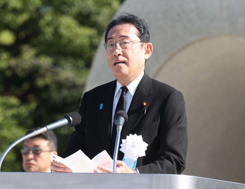 Nhật Bản nói lo ngại việc Nga dọa dùng vũ khí hạt nhân tại lễ tưởng niệm ở Hiroshima - Ảnh 1. Thủ tướng Nhật Bản Kishida Fumio có bài phát biểu tại lễ tưởng niệm 78 năm thảm họa bom hạt nhân ở Hiroshima, ảnh chụp ngày 6-8 - Ảnh: MAINICHI