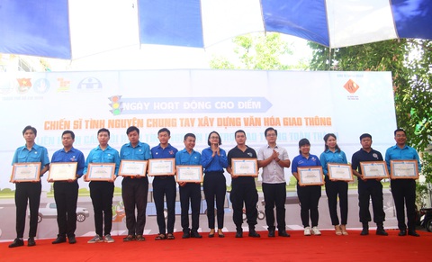 Trao khen thưởng các tập thể, cá nhân có thành tích trong việc tham gia đảm bảo trật tự, an toàn giao thông trên địa bàn thành phố - Ảnh: Thành Đoàn Trao khen thưởng các tập thể, cá nhân có thành tích trong việc tham gia đảm bảo trật tự, an toàn giao thông trên địa bàn thành phố - Ảnh: Thành Đoàn