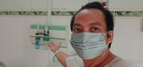 Suýt chết vì từng tự hào không có vết sẹo trên vai trái - Ảnh 1. Đây là hình ảnh tôi tự selfie 2 năm trước, khi được điều trị COVID-19 tại Bệnh viện Phạm Ngọc Thạch. Lúc này tôi đã gần được xuất viện