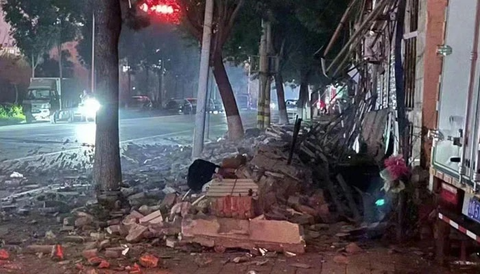 Trung Quốc: Động đất 5.4 độ lúc 2 giờ sáng làm 21 người bị thương và đổ sập 126 ngôi nhà - Ảnh 1. Trận động đất vào 2h sáng 6-8 đo được cường độ 5,4 độ ở Sơn Đông, Trung Quốc - Ảnh: GEO NEWS/TWITTER