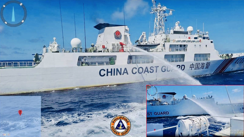 Philippines cáo buộc Hải cảnh Trung Quốc bắn vòi rồng vào tàu của nước này trên Biển Đông - Ảnh 1. Tàu Trung Quốc bị tố bắn vòi rồng vào tàu của Lực lượng bảo vệ bờ biển Philippines vào ngày 5-8 - Ảnh: AFP/PCG