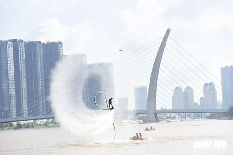 Đoàn TP.HCM 'ôm giải' đua thuyền tại Lễ hội Sông nước- Ảnh 2. Trình diễn flyboard trên sông Sài Gòn, khu vực gần cầu Ba Son - Ảnh: LÊ PHAN