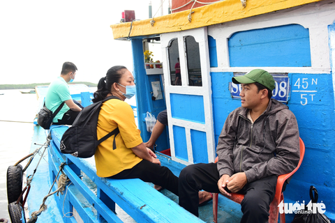 Xã đảo Thạnh An: Gian nan hành trình đi chữa bệnh - Ảnh 1. Hai mẹ con anh Tài bắt chuyến đò cuối ngày từ xã đảo Thạnh An sang thị trấn Cần Thạnh để ở trọ qua đêm