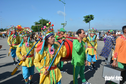 Đặc sắc Lễ hội cầu ngư ở Phan Thiết - Ảnh 3. Các nghệ nhân tham gia Lễ hội cầu ngư tại thành phố Phan Thiết - Ảnh: ĐỨC TRONG