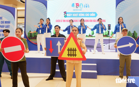 Chiến sĩ tình nguyện xây dựng văn hóa giao thông - Ảnh 1. Tiết mục tuyên truyền về an toàn, xây dựng văn hóa giao thông tại ngày hội ở quận Bình Tân (TP.HCM) - Ảnh: K.ANH