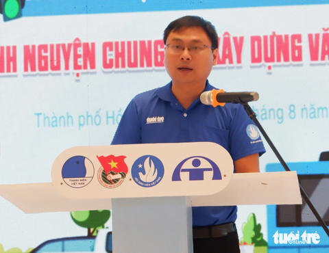 Chiến sĩ tình nguyện xây dựng văn hóa giao thông - Ảnh 2. Phó bí thư Thành Đoàn TP.HCM Trương Minh Tước Nguyên phát biểu tại chương trình tổ chức ở quận Bình Tân - Ảnh: K.ANH