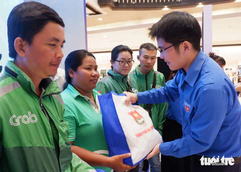Chiến sĩ tình nguyện xây dựng văn hóa giao thông - Ảnh 3. Bí thư Quận Đoàn Bình Tân Nguyễn Lê Trung Hiếu tặng quà đến tài xế công nghệ - Ảnh: K.ANH
