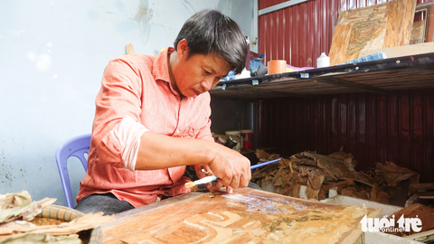 Chàng trai miệt thứ An Minh đưa tranh vỏ tràm xuất ngoại - Ảnh 6. Một bức tranh vỏ tràm anh Nhân mất rất nhiều giờ để làm thành sản phẩm - Ảnh: CHÍ CÔNG