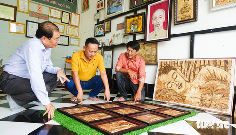 Chàng trai miệt thứ An Minh đưa tranh vỏ tràm xuất ngoại - Ảnh 7. Tùy vào kích cỡ của tranh mà anh Nhân bán với giá 500.000 - 900.000 đồng/bức - Ảnh: CHÍ CÔNG