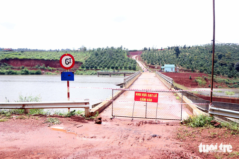 Hồ thủy lợi Đắk N'Ting (Đắk Glong, Đắk Nông) bị sạt trượt, phải cảnh báo cấm vào - Ảnh: H.T. Hồ thủy lợi Đắk N'Ting (Đắk Glong, Đắk Nông) bị sạt trượt, phải cảnh báo cấm vào - Ảnh: H.T.