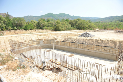 Công trình hồ Yên Ngựa đội vốn, vẫn bỏ hoang nhiều năm nay - Ảnh: THẾ THẾ Công trình hồ Yên Ngựa đội vốn, vẫn bỏ hoang nhiều năm nay - Ảnh: THẾ THẾ