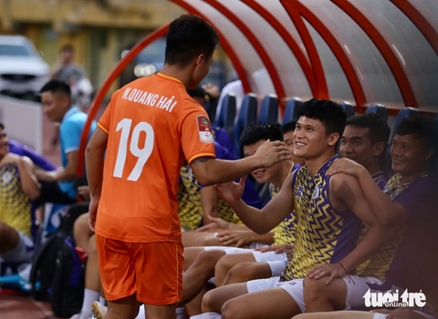Quang Hải bắt tay, đùa giỡn với đồng đội cũ trong ngày tái ngộ CLB Hà Nội - Ảnh 1. Quang Hải đến bắt tay những đồng đội cũ ở CLB Hà Nội - Ảnh: ĐỨC KHUÊ