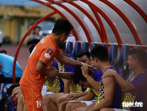 Quang Hải bắt tay, đùa giỡn với đồng đội cũ trong ngày tái ngộ CLB Hà Nội - Ảnh 4. Không chỉ bắt tay chào hỏi, anh còn thoải mái đùa giỡn với các cầu thủ đội Hà Nội - Ảnh: ĐỨC KHUÊ