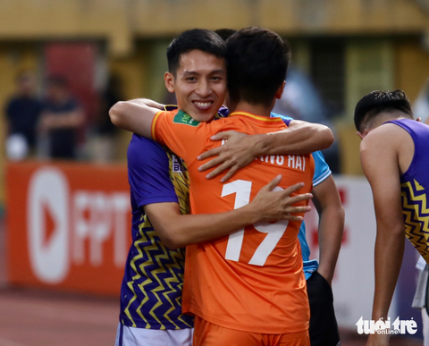 Quang Hải bắt tay, đùa giỡn với đồng đội cũ trong ngày tái ngộ CLB Hà Nội - Ảnh 5. Quang Hải và Hùng Dũng ôm nhau thân thiết - Ảnh: ĐỨC KHUÊ