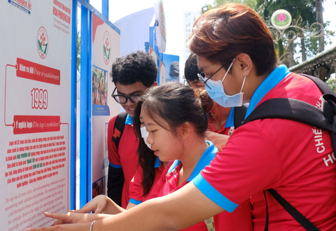 Sắc màu tuổi trẻ ở Ngày hội Những người tình nguyện - Ảnh 4. Các chiến sĩ Hoa phượng đỏ tham quan triển lãm các chương trình, chiến dịch tình nguyện của thanh niên TP.HCM - Ảnh: VŨ THỦY