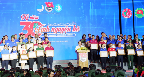 30 năm kết nối triệu trái tim chung nhịp đập tình nguyện - Ảnh 2. Phó bí thư Thành ủy TP.HCM Nguyễn Hồ Hải phát biểu tại chương trình - Ảnh: K.ANH