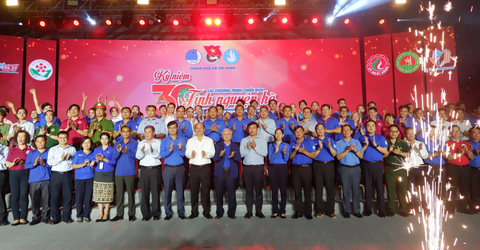 30 năm kết nối triệu trái tim chung nhịp đập tình nguyện - Ảnh 3. Lãnh đạo trung ương, TP.HCM chụp hình cùng ban chỉ đạo, ban chỉ huy các chương trình, chiến dịch tình nguyện hè TP.HCM các thời kỳ - Ảnh: K.ANH