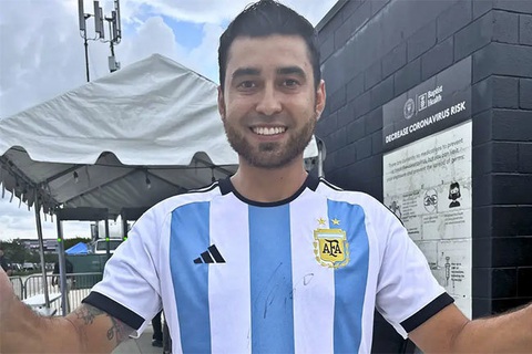 Bị đuổi việc vì xin chữ ký Messi - Ảnh 1. Chiếc áo đấu có chữ ký của Messi là nguyên nhân khiến nam nhân viên tạp vụ bị đuổi việc ngay lập tức.