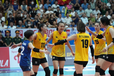 Bóng chuyền nữ Việt Nam thua ngược Thái Lan ở 'chung kết' chặng 1 SEA V.League - Ảnh 1. Nỗ lực tuyệt vời cùng lợi thế sân nhà giúp tuyển bóng chuyền nữ Việt Nam chiến thắng ở ván 1 - Ảnh: THU THẢO