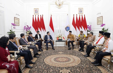 Tham khảo kinh nghiệm thủ đô của Indonesia cho Hà Nội - Ảnh 2. Chủ tịch Quốc hội Vương Đình Huệ trong cuộc tiếp Thống đốc đặc khu Jakarta Heru Budi Hartono - Ảnh: Quochoi.vn