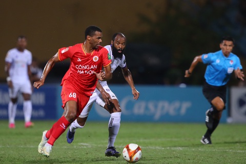 Đánh bại Hà Nội 2-1, Công An Hà Nội lấy lại ngôi đầu V-League 2023 - Ảnh 3. Công An Hà Nội (trái) thắng thuyết phục Hà Nội - Ảnh; MINH ĐỨC