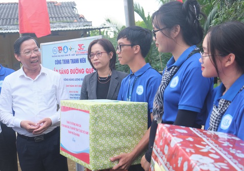 Kỳ vọng đổi mới và đóng góp thêm nữa - Ảnh 1. Chủ tịch UBND TP.HCM Phan Văn Mãi (bìa trái) tặng quà, trò chuyện cùng chiến sĩ tình nguyện Mùa hè xanh TP.HCM tại công trình các bạn mới bàn giao cho bà con ở Bến Tre năm 2023 - Ảnh: Q.LINH