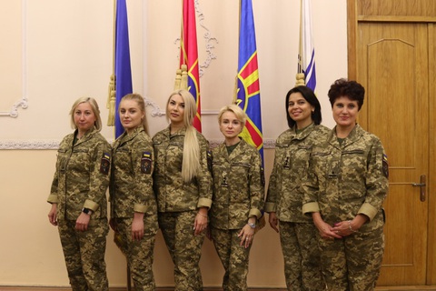 Ukraine “trình làng” đồng phục chiến đấu cho các nữ binh sĩ - Ảnh 3. Những nữ quân nhân Ukraine bên bộ đồng phục mới - Ảnh: UKRINFORM