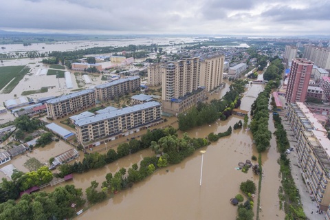 Trung Quốc nâng mức ứng phó lũ lụt ở khu vực đông bắc - Ảnh 2. Lũ lụt bao trùm một huyện ở thành phố Cáp Nhĩ Tân, tỉnh Hắc Long Giang vào ngày 5-8 - Ảnh: AP/Tân Hoa Xã