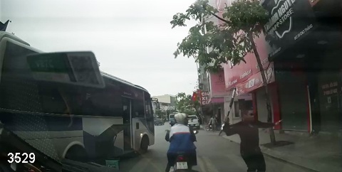 Thêm nhà xe tố bị chèn ép, thiếu tướng Đinh Văn Nơi chỉ đạo xử lý - Ảnh 1. Hình ảnh xe khách của nhà xe Quang Mười bị chặn đường và có nhóm người cầm hung khí truy đuổi, hành hung tài xế ngay trên đường phố - Ảnh cắt từ video