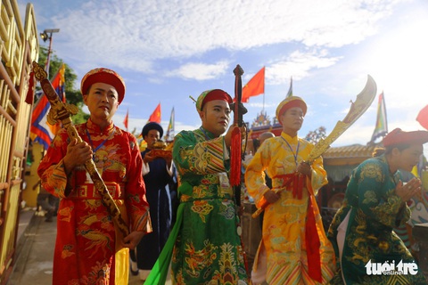 Sở Văn hóa - Thể thao Huế bị nhắc nhở vì để nhảy hầu đồng trong trường đại học - Ảnh 1. Sở Văn hóa - Thể thao tỉnh Thừa Thiên Huế bị nhắc nhở khi để xảy ra hoạt động nhảy hầu đồng bên trong một trường đại học. Trong ảnh: nghi lễ rước Thánh mẫu lên điện Huệ Nam - một nghi lễ thường niên diễn ra ở Huế vào năm 2022 - Ảnh: NHẬT LINH
