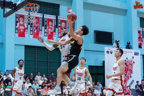 Tài năng trẻ của Danang Dragons ngậm ngùi tạm biệt VBA 2023 - Ảnh 3. Huỳnh Andre Minh Triết đối đầu ngôi sao ngoại binh - Ảnh: VBA