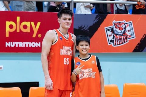 Tài năng trẻ của Danang Dragons ngậm ngùi tạm biệt VBA 2023 - Ảnh 4. Huỳnh Andre Minh Triết lưu kỷ niệm cùng người hâm mộ nhí - Ảnh: VBA
