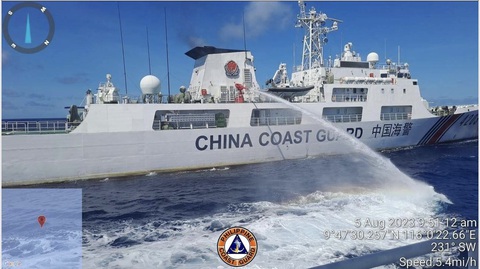 Tàu hải cảnh Trung Quốc bị tố bắn vòi rồng vào tàu tiếp tế Philippines hôm 5-8 - Ảnh: Facebook Philippines Coast Guard Tàu hải cảnh Trung Quốc bị tố bắn vòi rồng vào tàu tiếp tế Philippines hôm 5-8 - Ảnh: Facebook Philippines Coast Guard