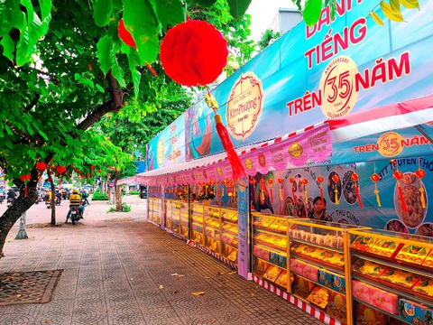 Bánh trung thu lo ít người mua - Ảnh 1. Cửa hàng Kim Phượng trang trí lộng lẫy cả góc đường nhưng chỉ lác đác khách mua - Ảnh: NHẬT XUÂN